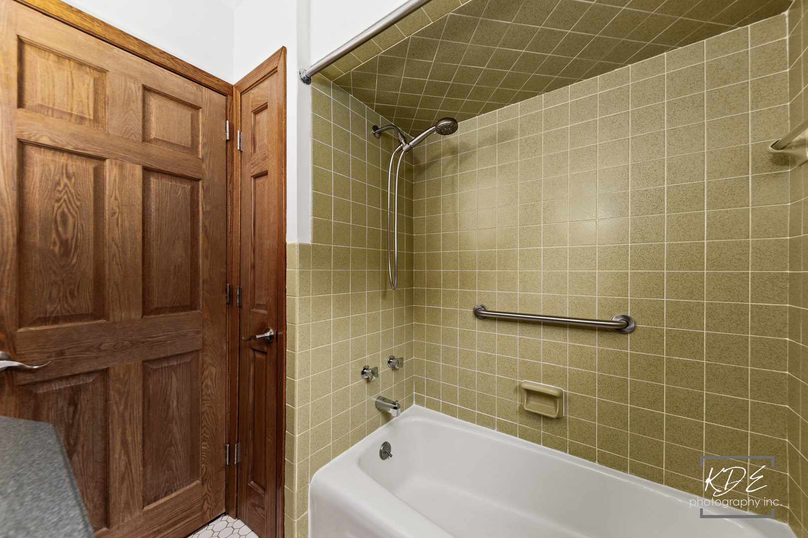 330 South Maple Street Itasca, IL 60143 - Photo 34 of 67 a bathroom with a bathtub and shower
