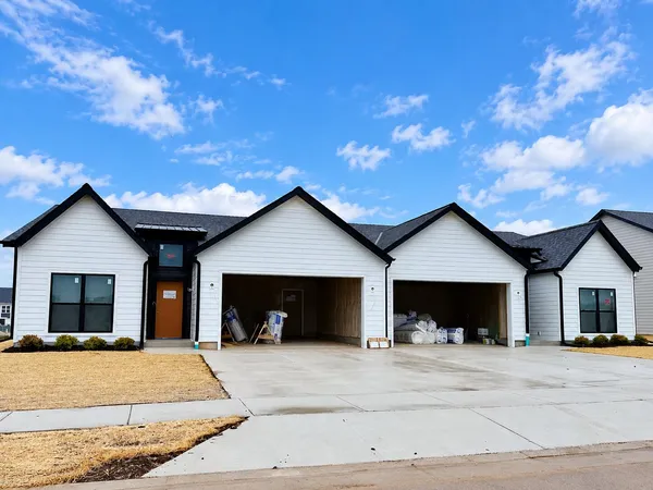 $469,900 | 830 Stanton Way, Saukville, WI 53080