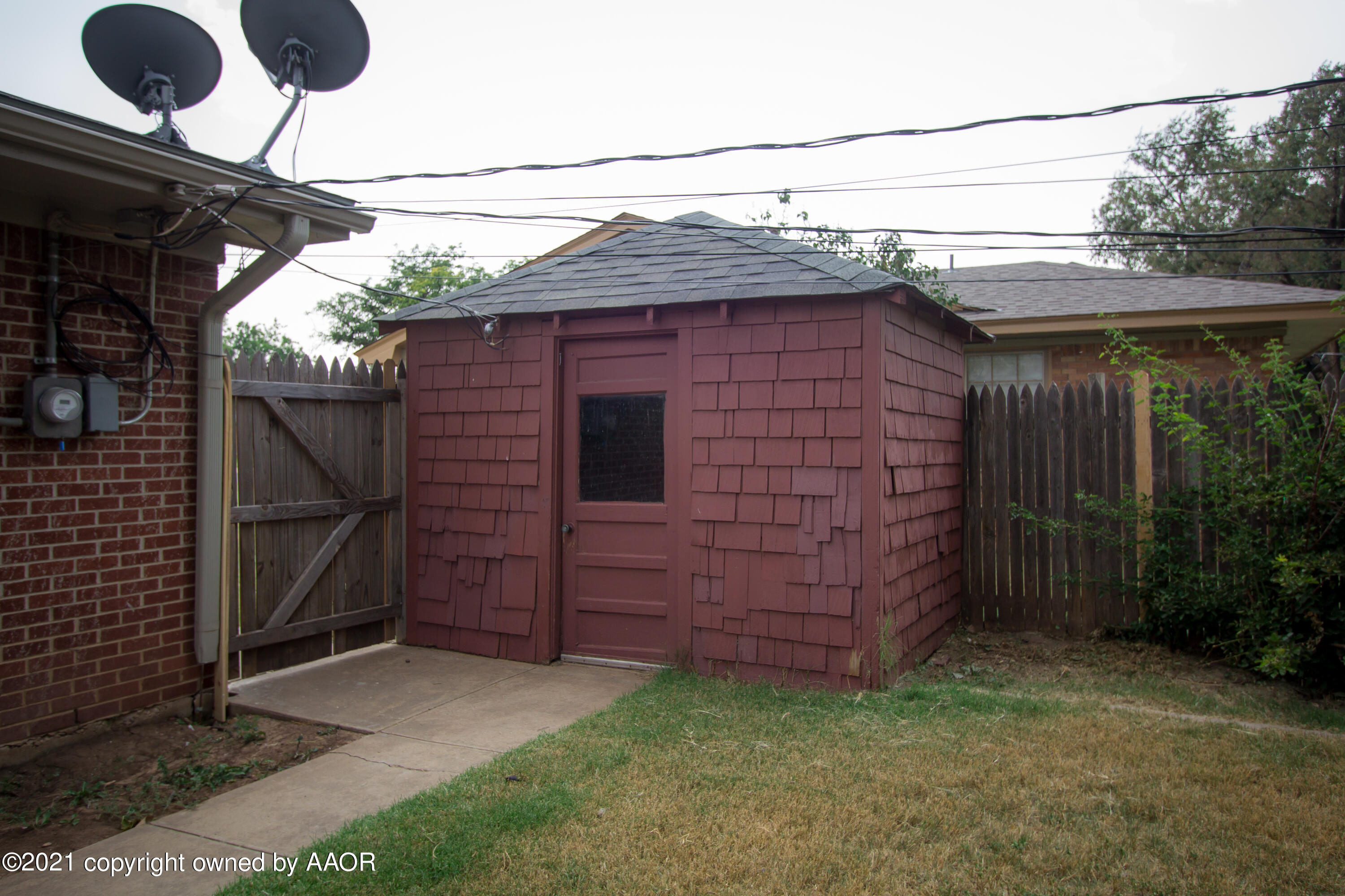 5502 Randolph Road Amarillo, TX 79106 - Photo 11 of 14 Storage Shed
