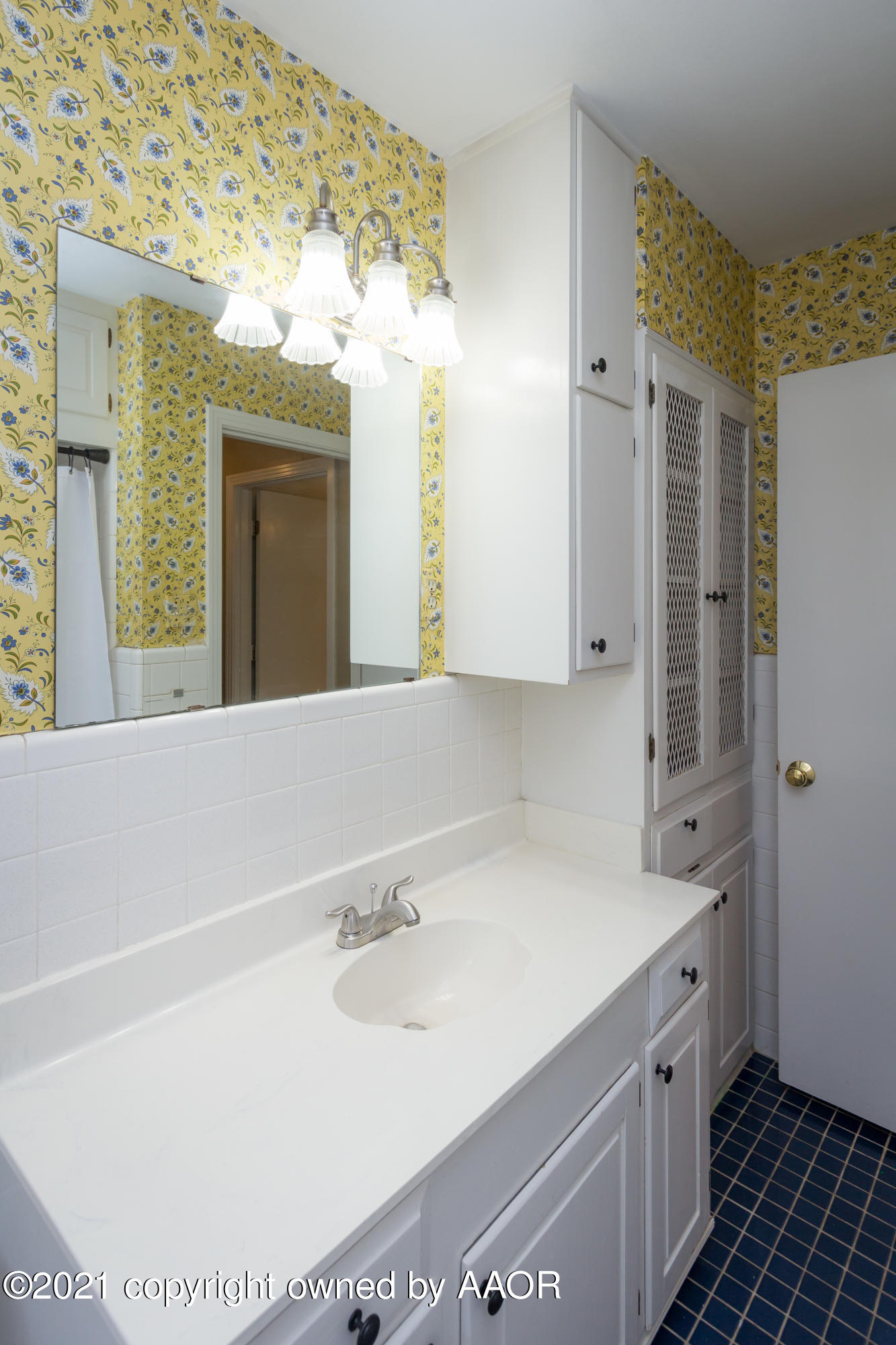 5502 Randolph Road Amarillo, TX 79106 - Photo 10 of 14 Guest Bathroom