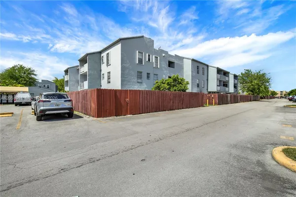 $239,000 | 1755 West 60th Street, Unit D204, Hialeah, FL 33012