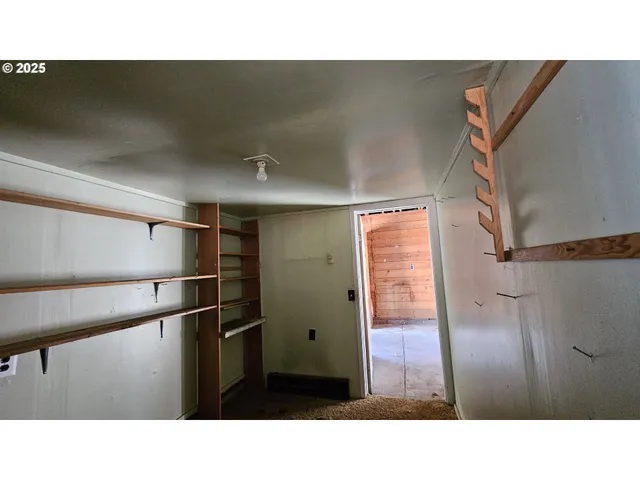 a black and white photo of a room