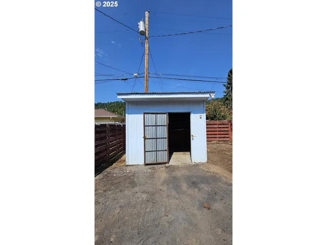 a black and white photo of a building