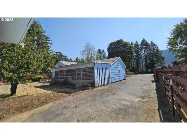 $290,000 | 47861 Commercial Street, Oakridge, OR 97463