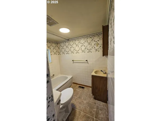 a bathroom with a toilet
