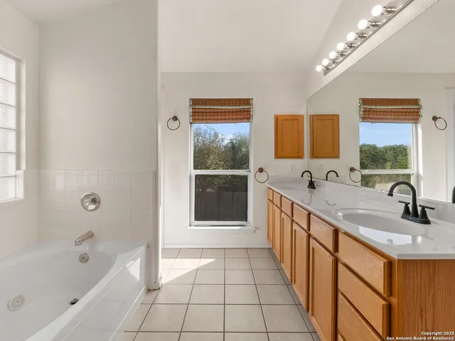 $2,300 | 102 Lindseys Cove, San Antonio, TX 78258