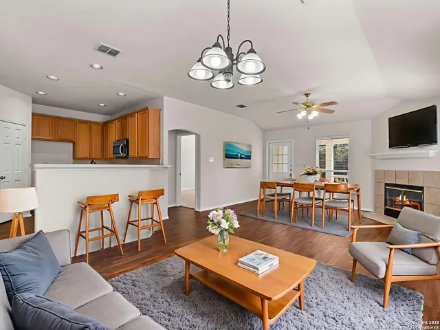 $2,300 | 102 Lindseys Cove, San Antonio, TX 78258