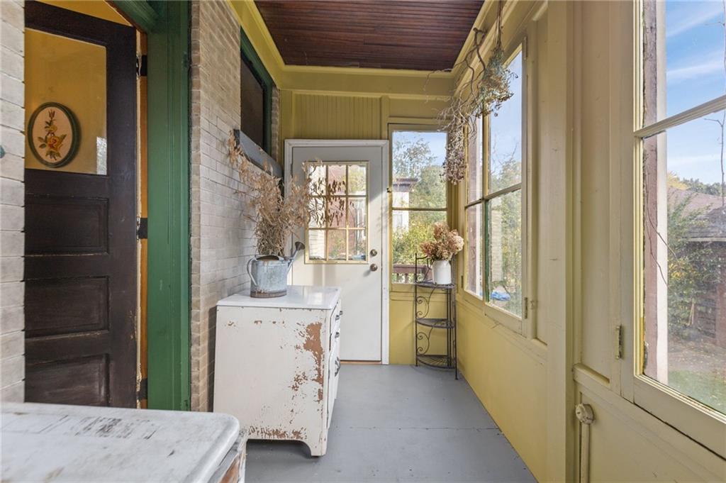 1139 Davis Avenue Pittsburgh, PA 15212 - Photo 32 of 35 a very nice looking room with a large window