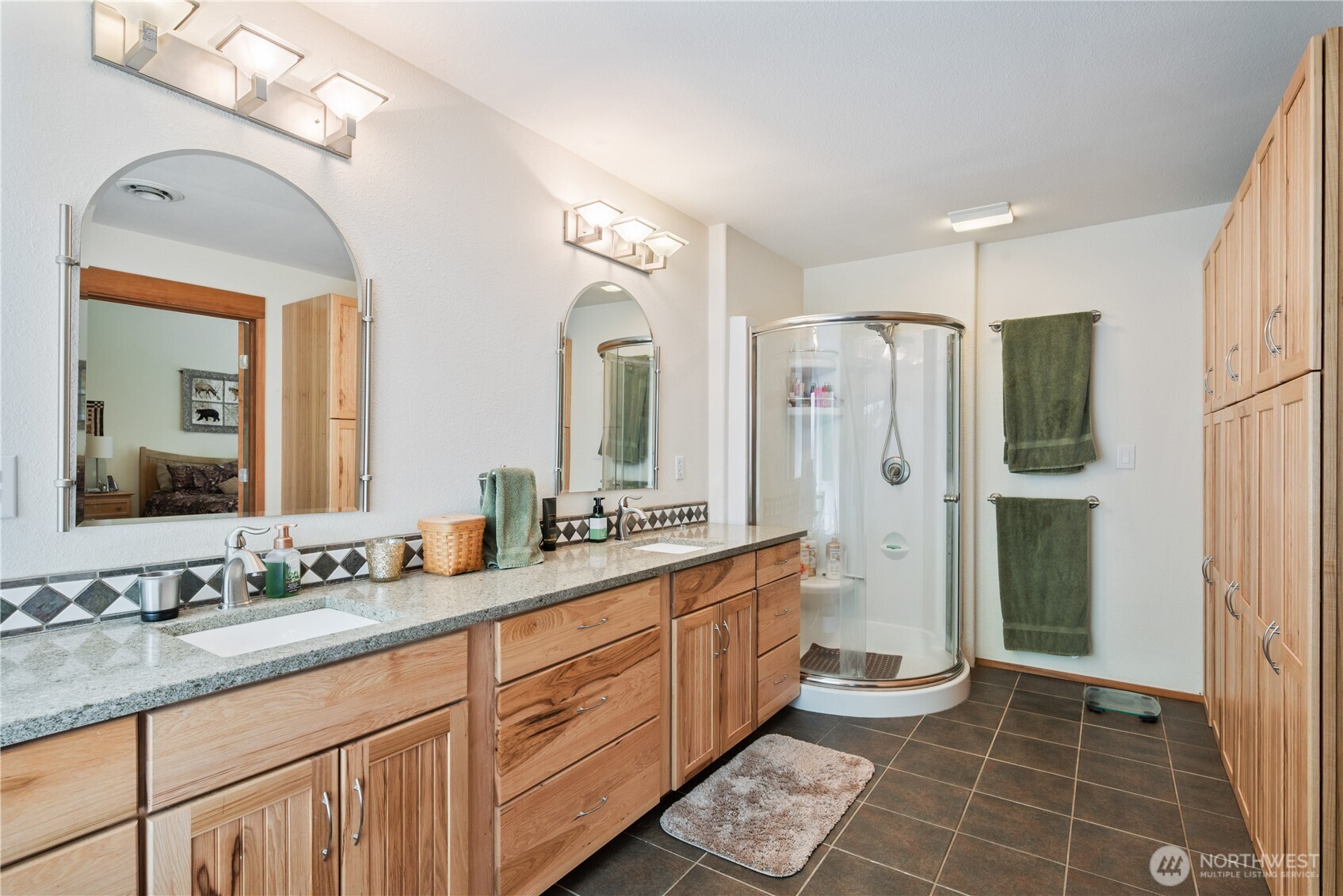 1975 Coal Creek Road Longview, WA 98632 - Photo 18 of 35 a spacious bathroom with double vanity and a mirror