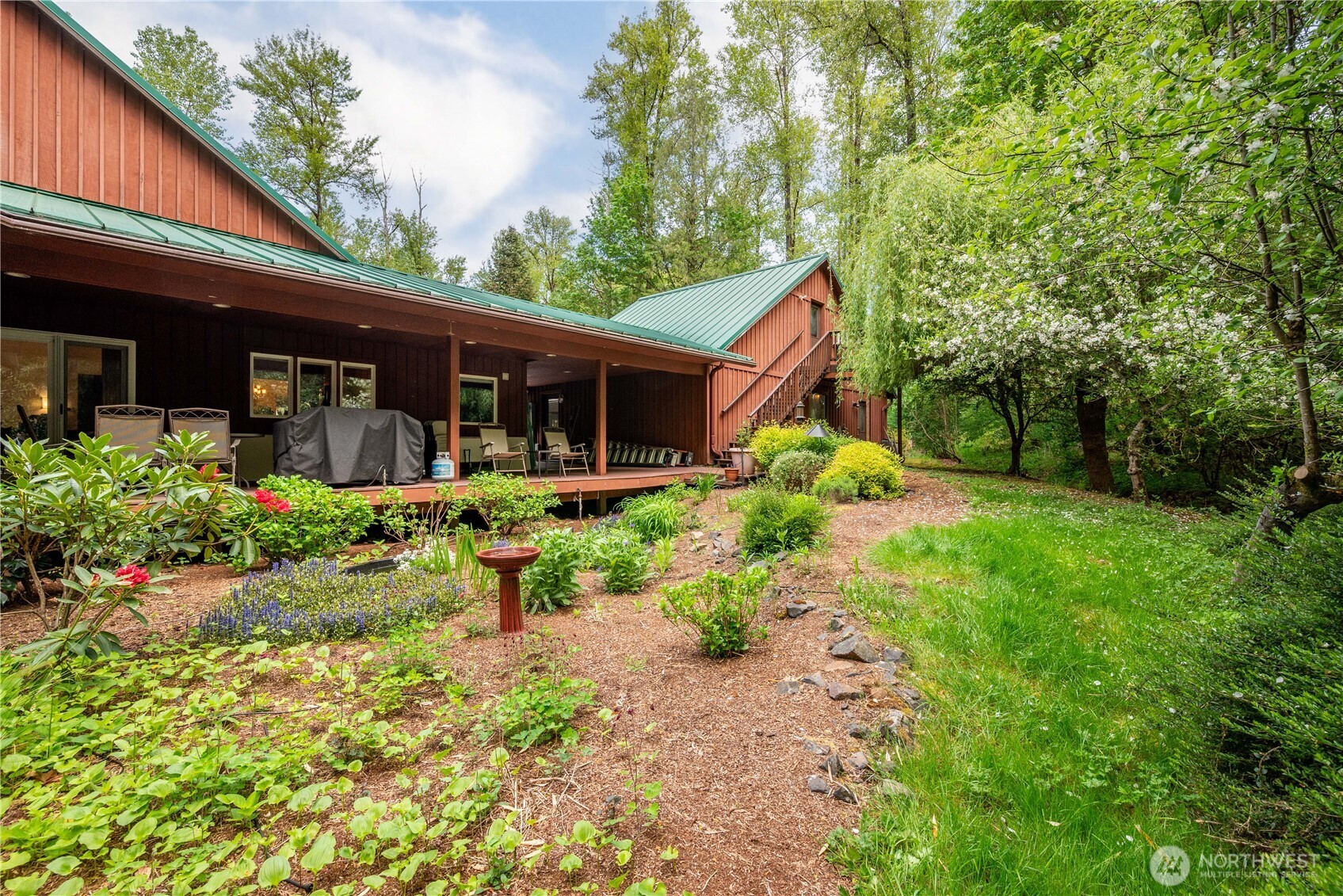 1975 Coal Creek Road Longview, WA 98632 - Photo 32 of 35 a front view of a house with garden