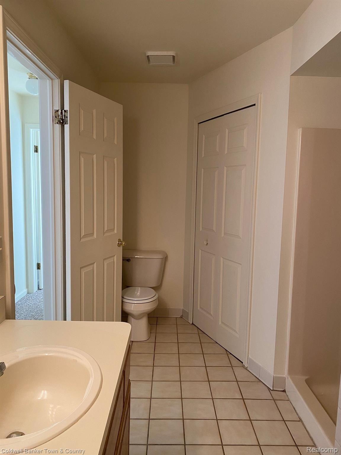 674 Summit Ridge Drive, Unit 17 Milford, MI 48381 - Photo 26 of 51 Upper level full bath