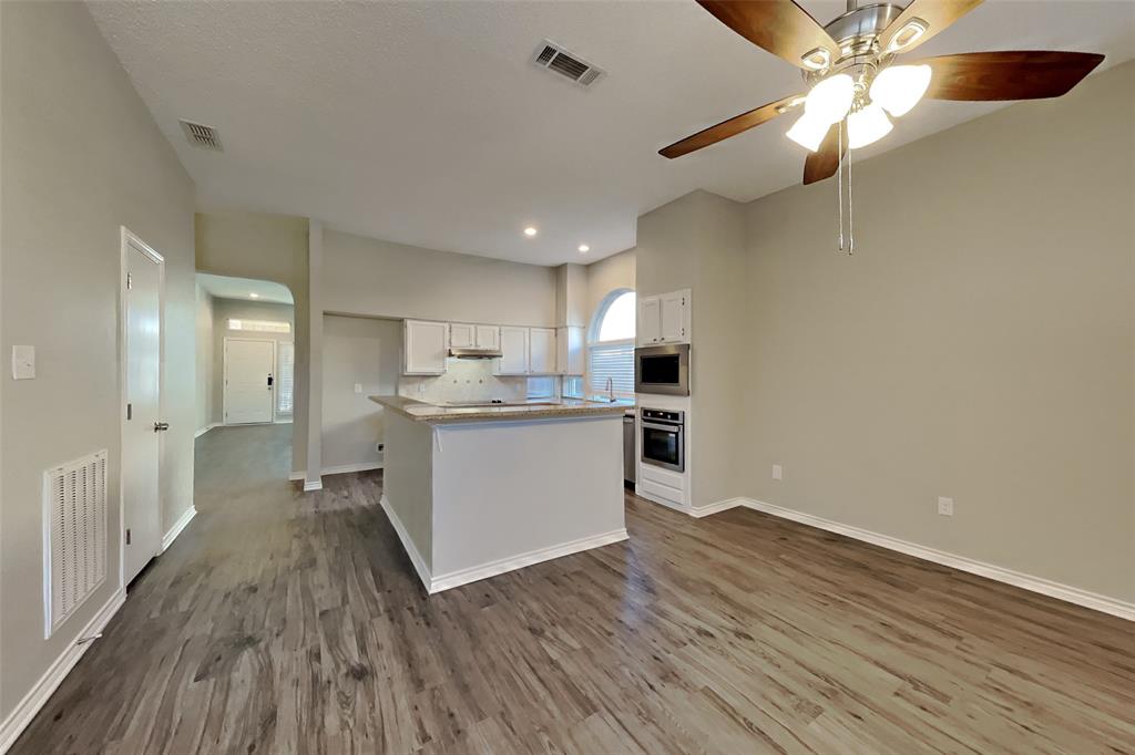 2211 Reverchon Drive Arlington, TX 76017 - Photo 3 of 19