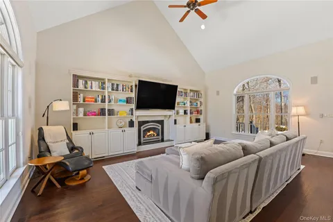 $1,695,000 | 2 Red Oak Trail, Cortlandt Manor, NY 10567