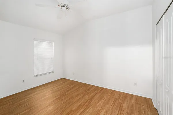 a view of empty room with a ceiling fan