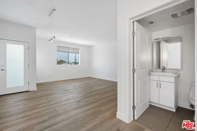 $2,800 | 1183 Crenshaw Boulevard, Unit 201, Los Angeles, CA 90019