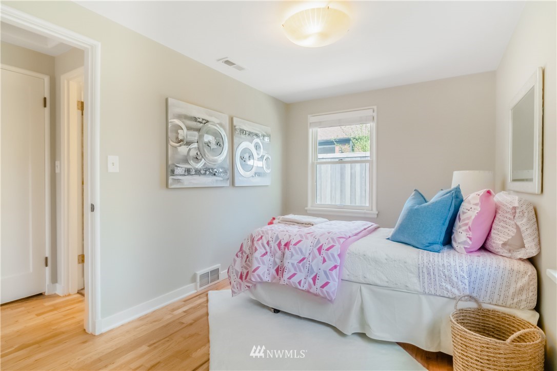 4112 55th Avenue Southwest Seattle, WA 98116 - Photo 13 of 38
