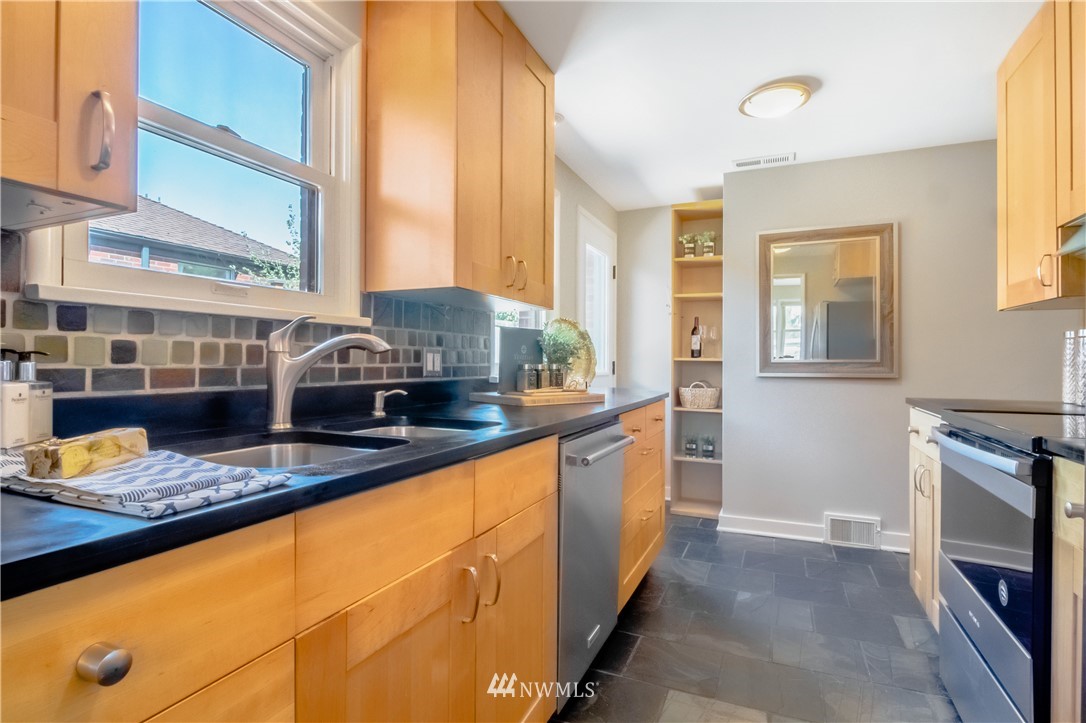 4112 55th Avenue Southwest Seattle, WA 98116 - Photo 6 of 38
