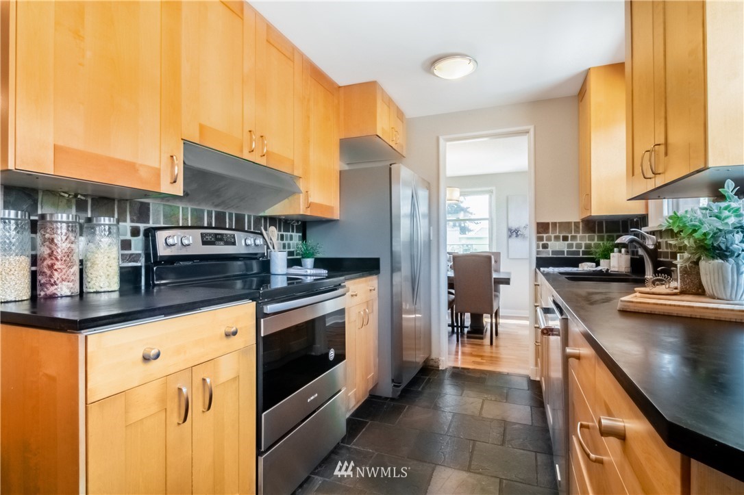 4112 55th Avenue Southwest Seattle, WA 98116 - Photo 7 of 38