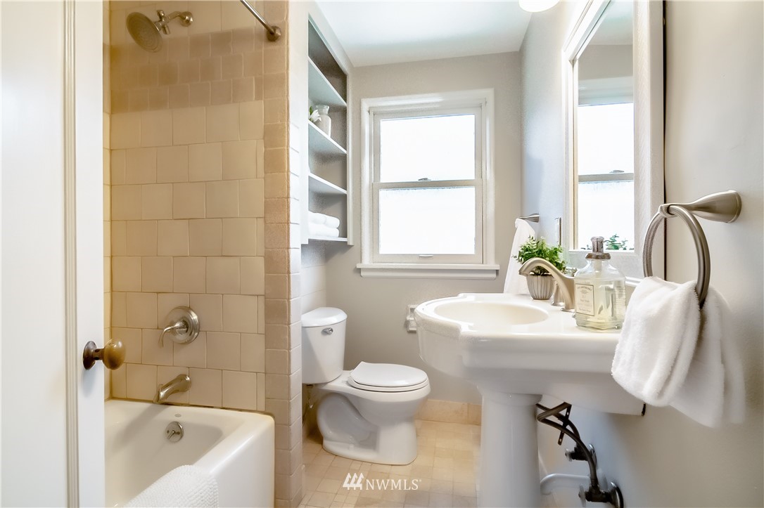 4112 55th Avenue Southwest Seattle, WA 98116 - Photo 9 of 38