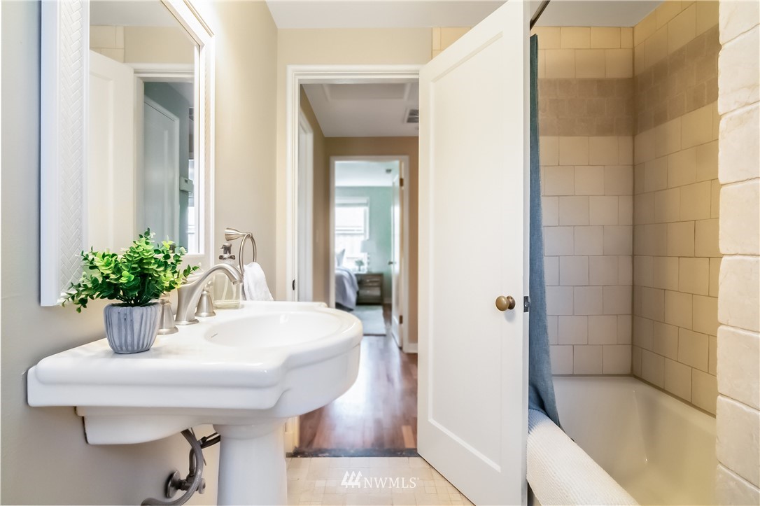 4112 55th Avenue Southwest Seattle, WA 98116 - Photo 10 of 38