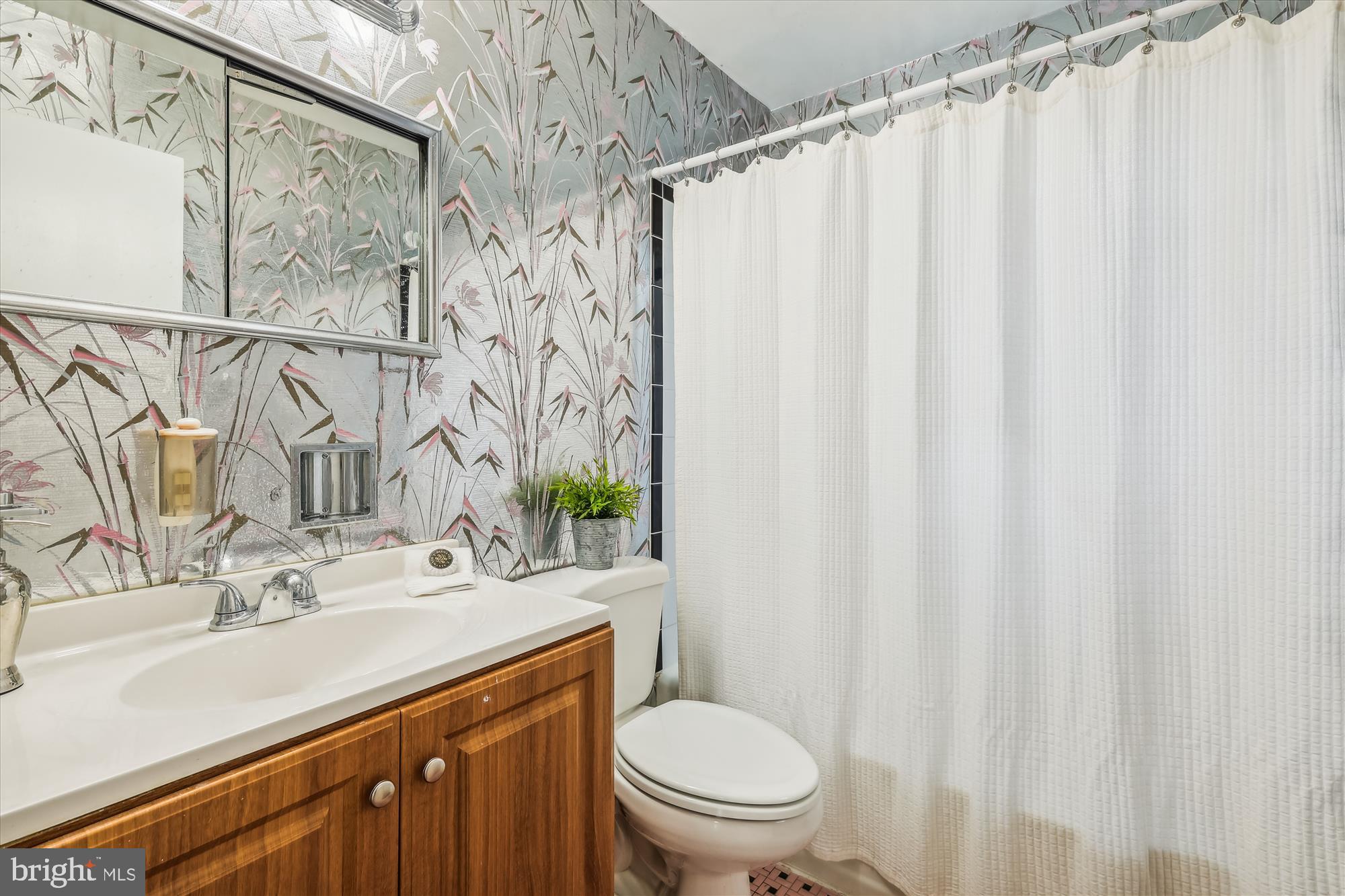 2405 Harmon Road Silver Spring, MD 20902 - Photo 37 of 53 Upper Level Hall Bath