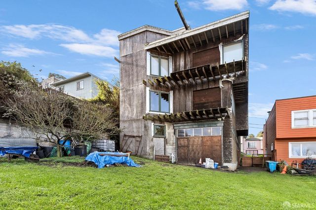 a view of backyard with a garden and plants