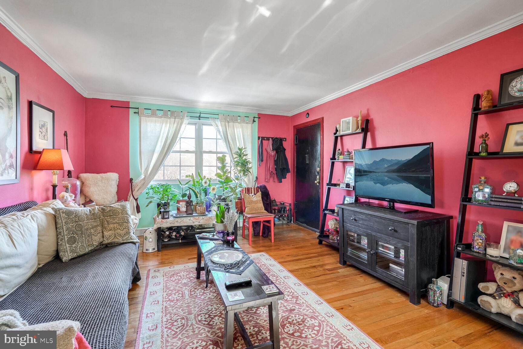 5228 8th Road South, Unit 6 Arlington, VA 22204 - Photo 9 of 18 Living room - w/ hardwood floors