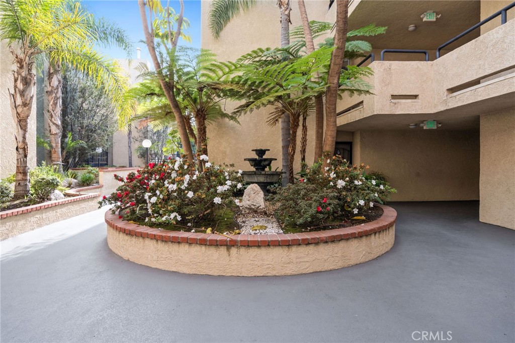 1237 East 6th Street, Unit 201 Long Beach, CA 90802 - Photo 21 of 27 a view of a potted plant in a yard