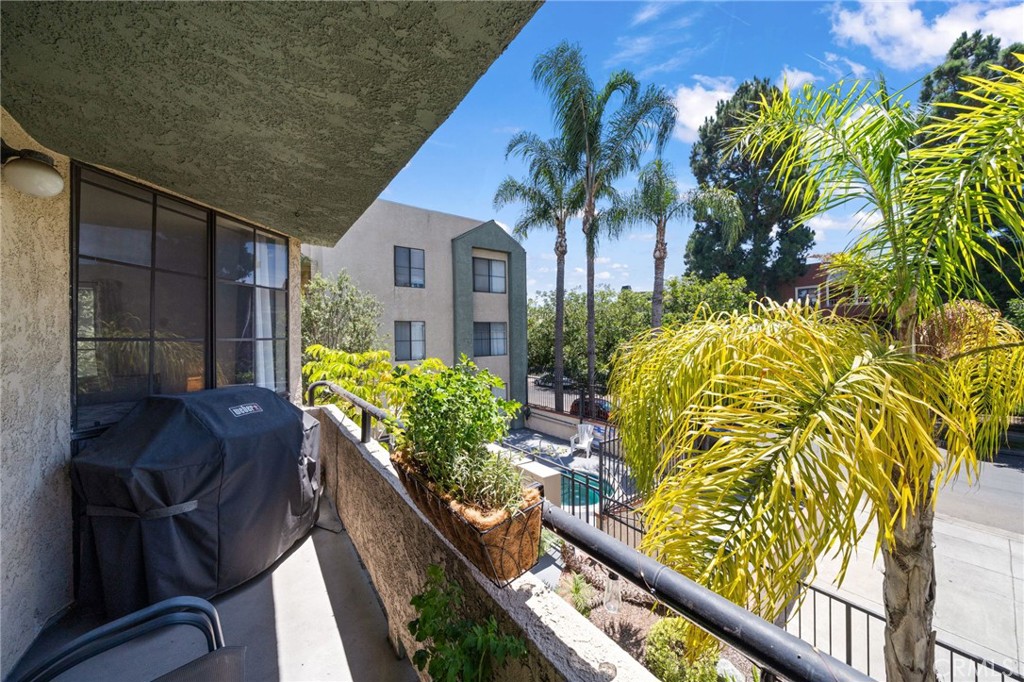 1237 East 6th Street, Unit 201 Long Beach, CA 90802 - Photo 10 of 27 a front view of a house having yard