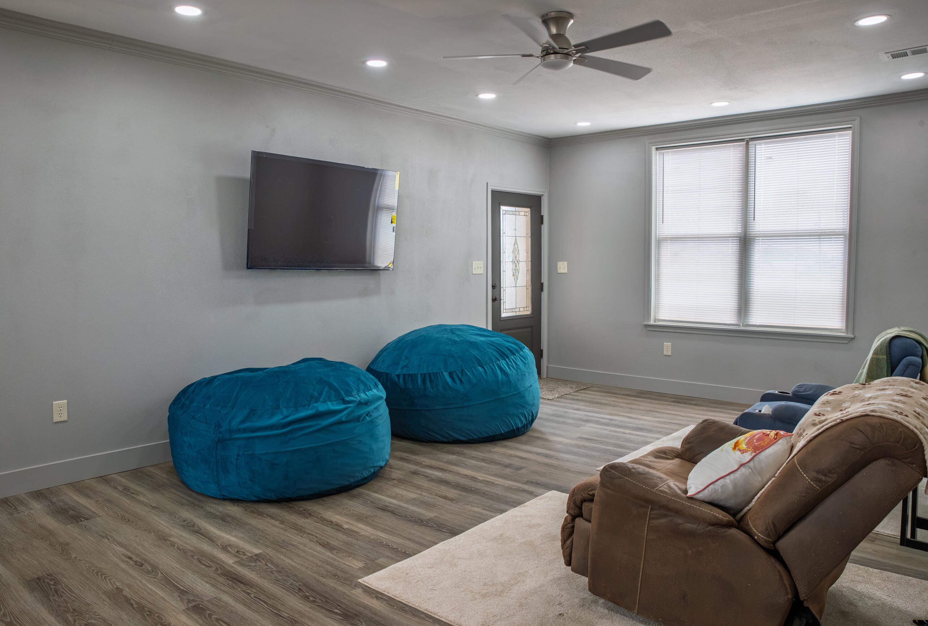 8233 County Road 6440 Lubbock, TX 79416 - Photo 4 of 25 living room 2