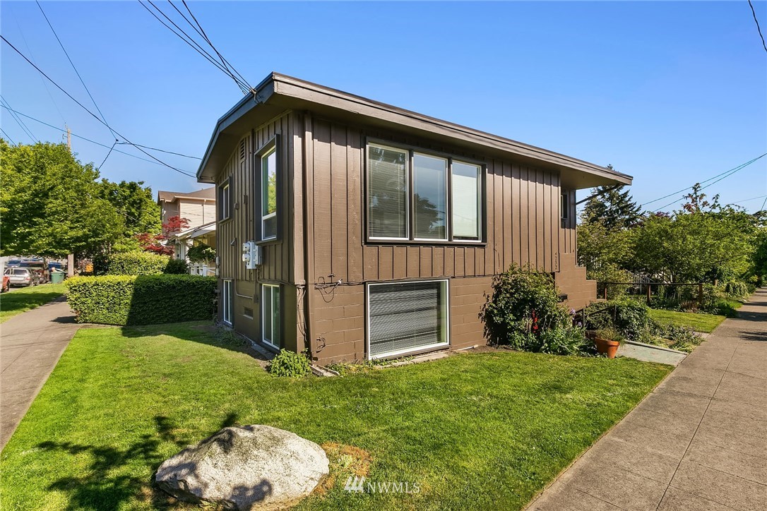 4232 Midvale Avenue North Seattle, WA 98103 - Photo 2 of 17 Gallery Image 2