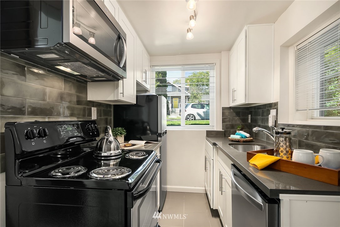4232 Midvale Avenue North Seattle, WA 98103 - Photo 8 of 17 Gallery Image 8