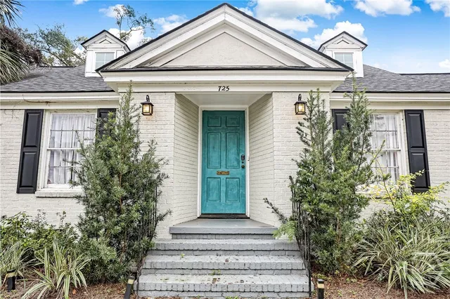 $2,500 | 725 East 53rd Street, Savannah, GA 31405