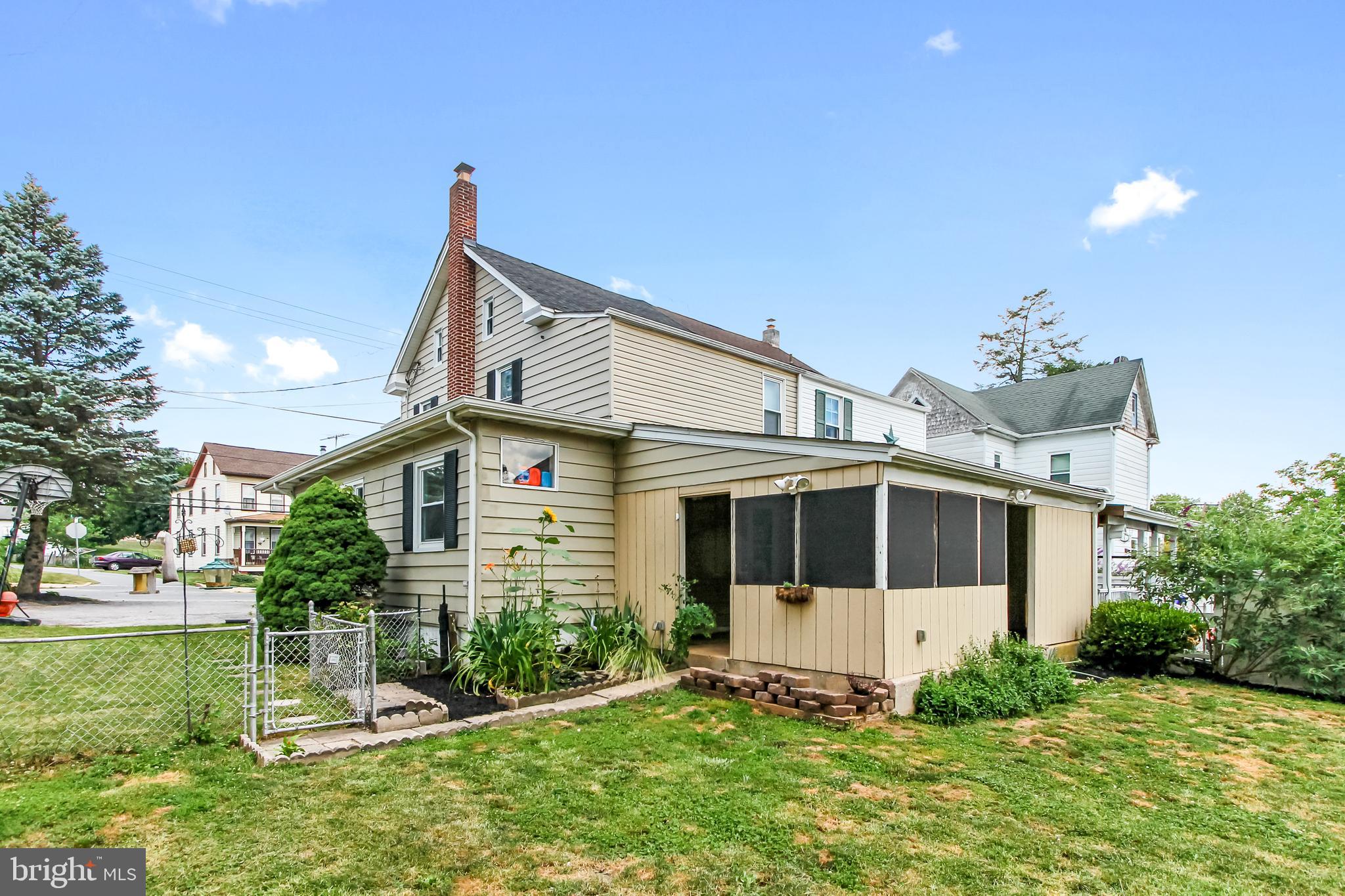 443 Maple Street Manchester, PA 17345 - Photo 4 of 28 Gallery Image 4