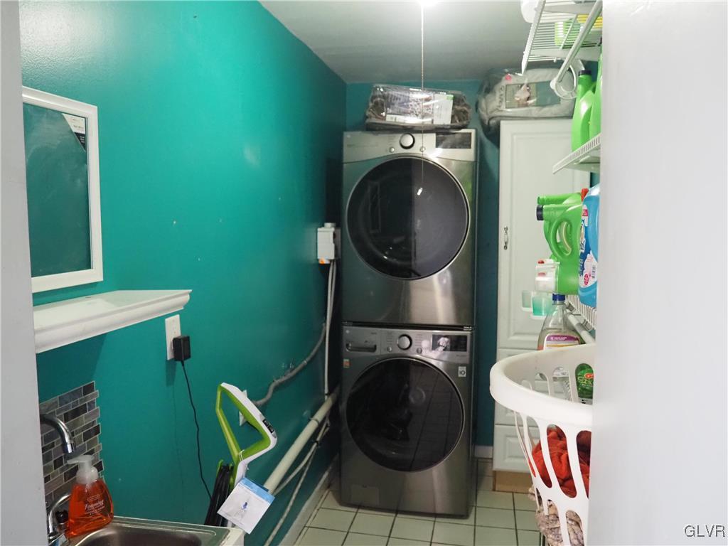147 Williams Road Cresco, PA 18326 - Photo 20 of 35 a utility room with dryer and washer
