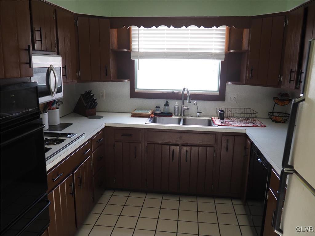 147 Williams Road Cresco, PA 18326 - Photo 9 of 35 a kitchen with a sink stove and cabinets