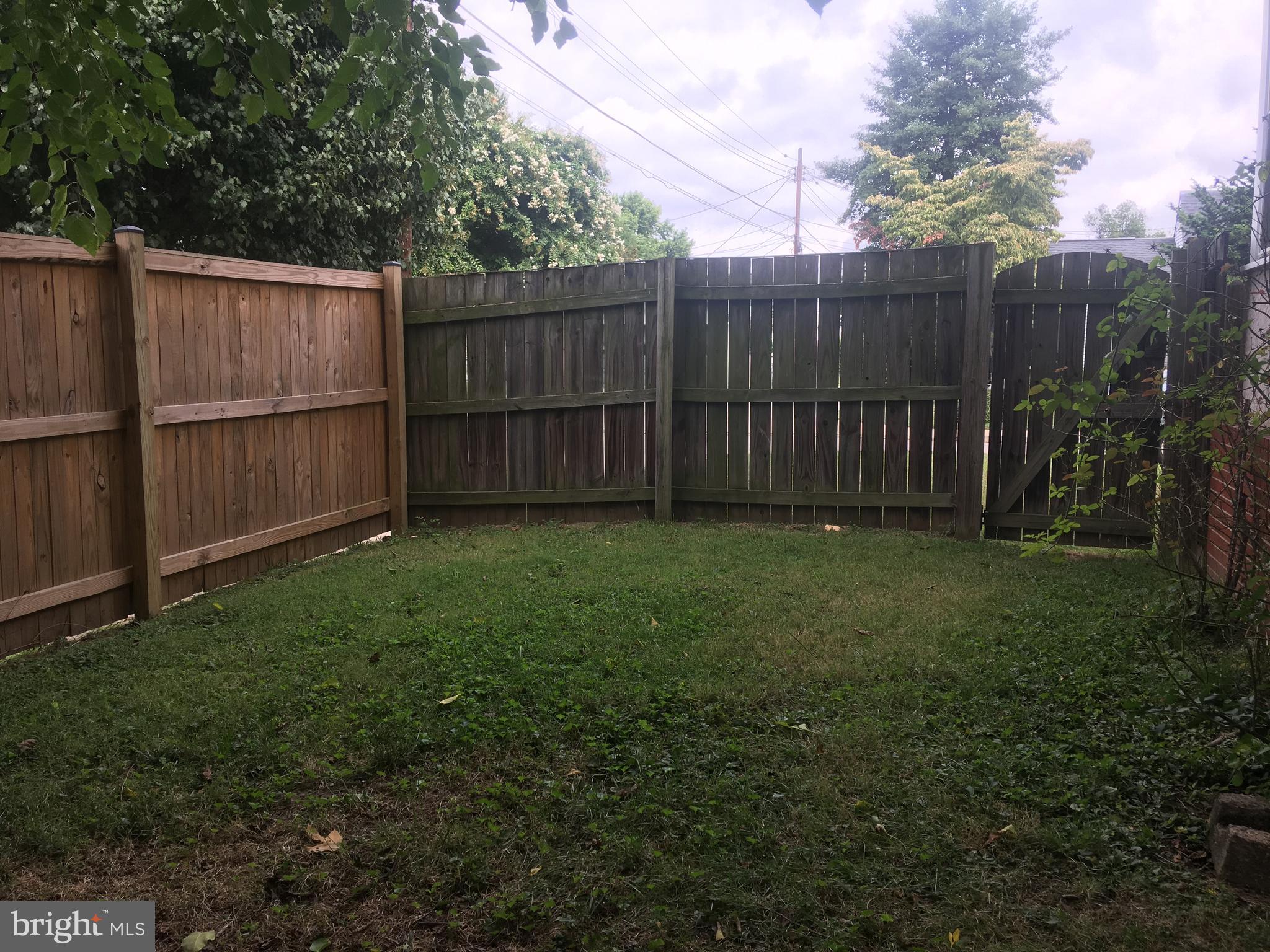 21 Sunship Road Baltimore, MD 21222 - Photo 36 of 42 side yard