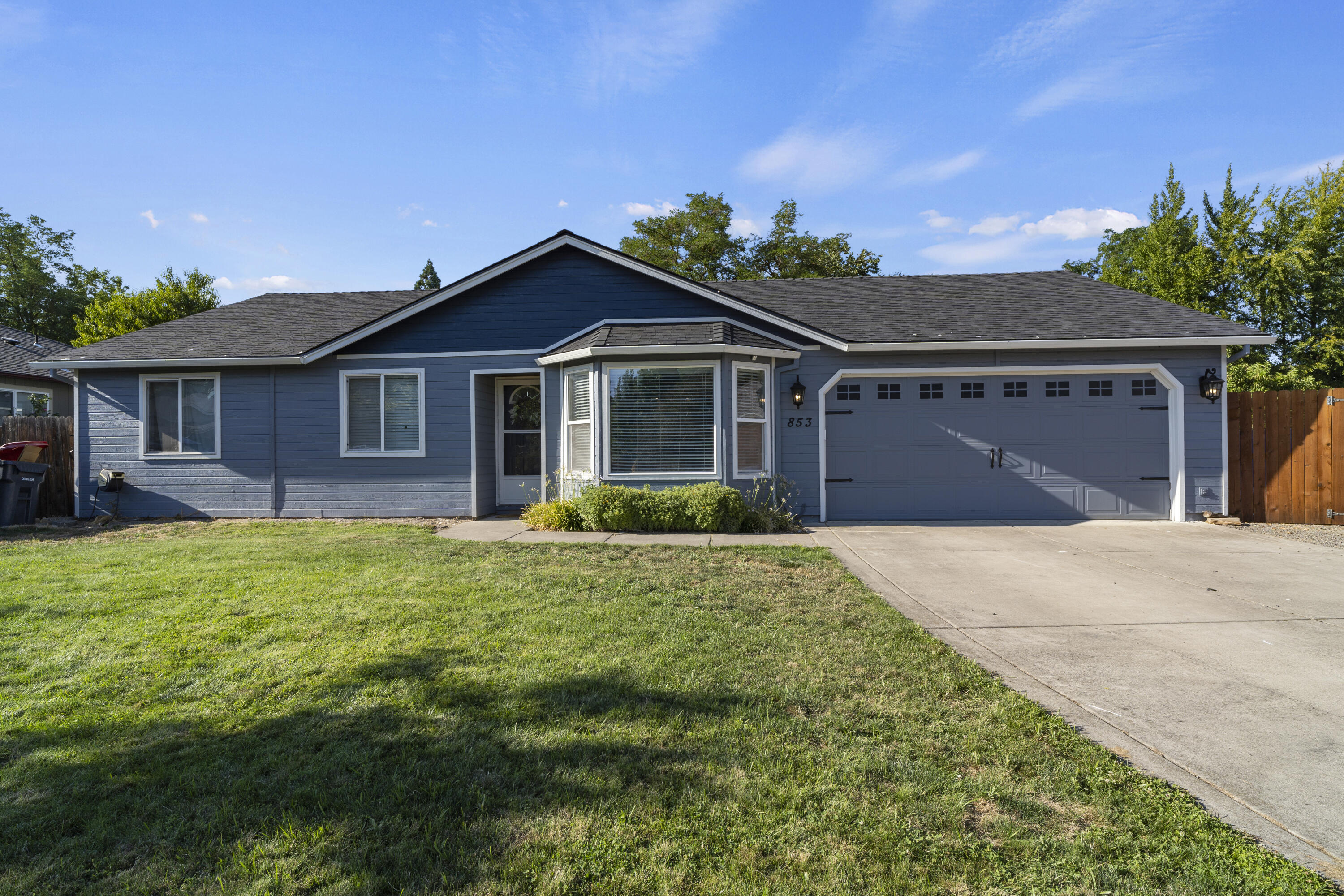 853 Greenleaf Lane Central Point, OR 97502 - Photo 1 of 35 Front of the home