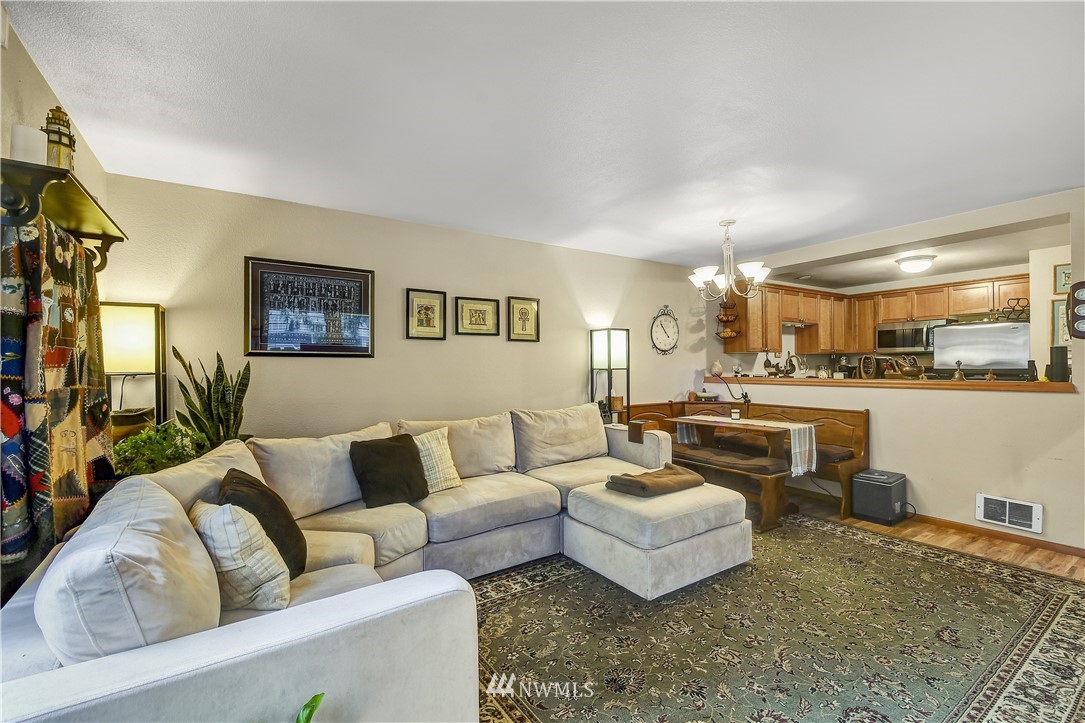 8040 212th Street Southwest, Unit B Edmonds, WA 98026 - Photo 4 of 19 Gallery Image 4