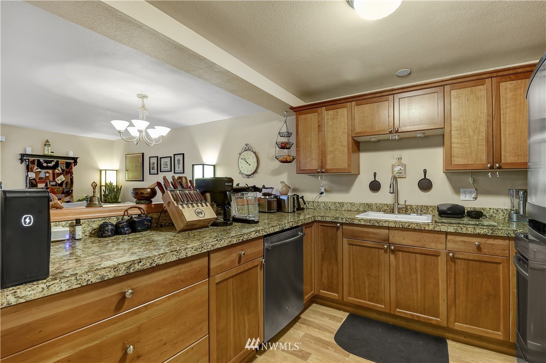 8040 212th Street Southwest, Unit B Edmonds, WA 98026 - Photo 6 of 19 Gallery Image 6
