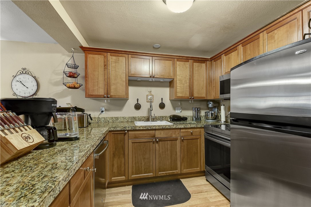 8040 212th Street Southwest, Unit B Edmonds, WA 98026 - Photo 7 of 19 Gallery Image 7