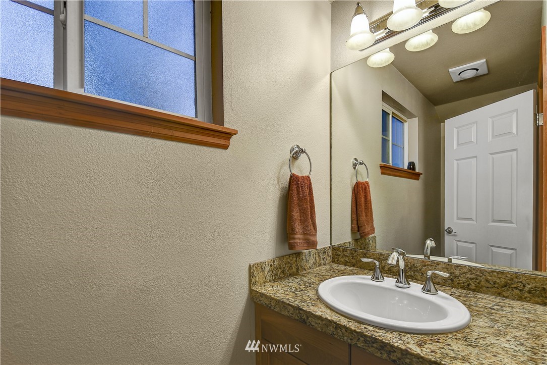 8040 212th Street Southwest, Unit B Edmonds, WA 98026 - Photo 9 of 19 Gallery Image 9