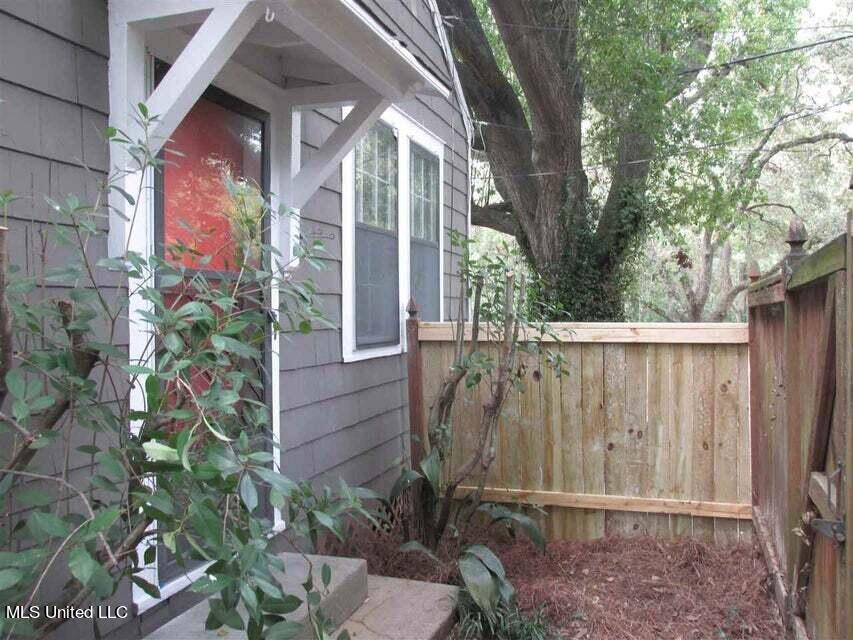 1846 Howard Street Jackson, MS 39202 - Photo 21 of 30 1846HowardStBackDoor