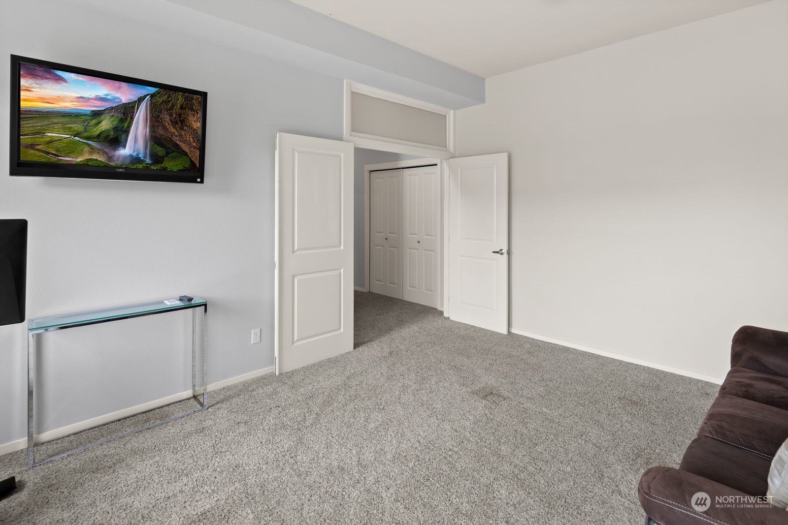 124 Sky Ridge Road Northwest Issaquah, WA 98027 - Photo 23 of 40 a view of room with workspace