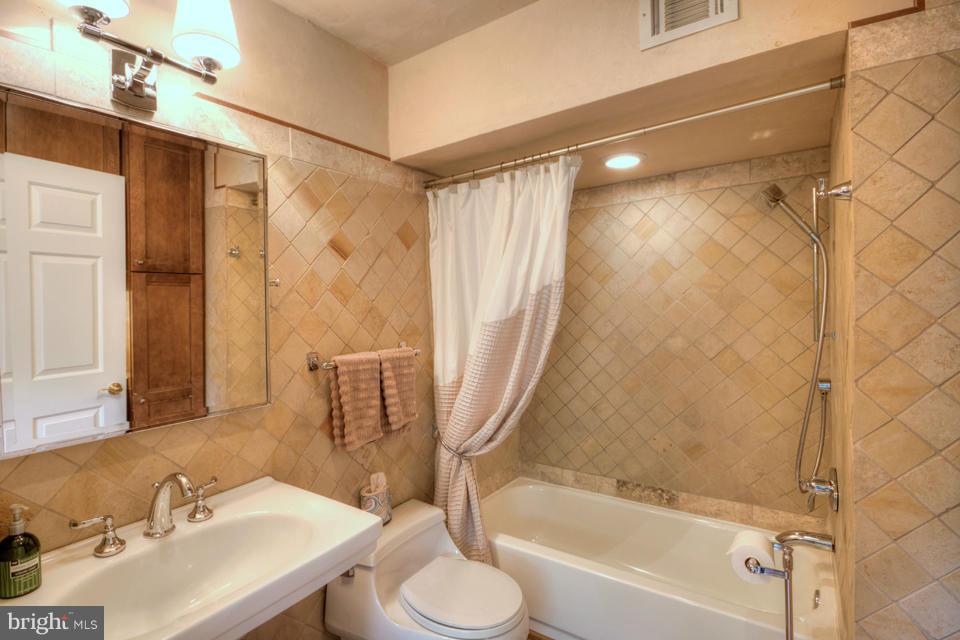 10158 Wavell Road Fairfax, VA 22032 - Photo 18 of 30 Bath