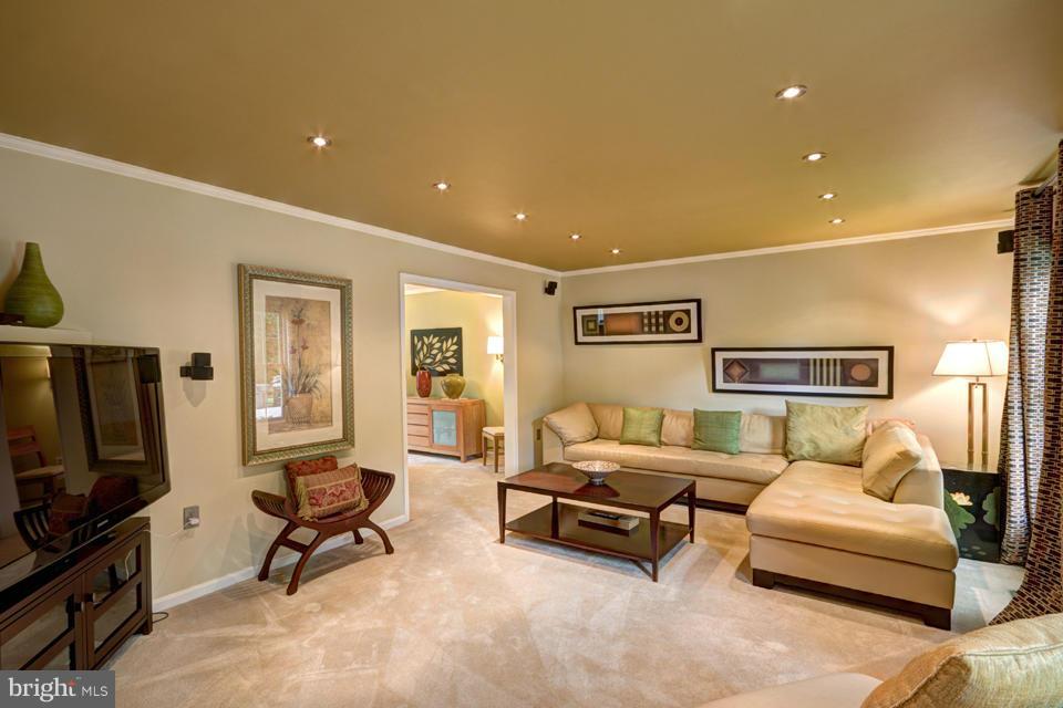 10158 Wavell Road Fairfax, VA 22032 - Photo 3 of 30 Living Room