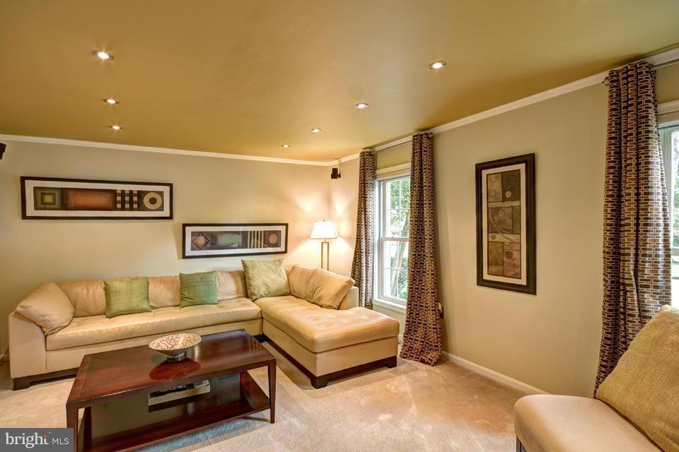 10158 Wavell Road Fairfax, VA 22032 - Photo 4 of 30 Living Room