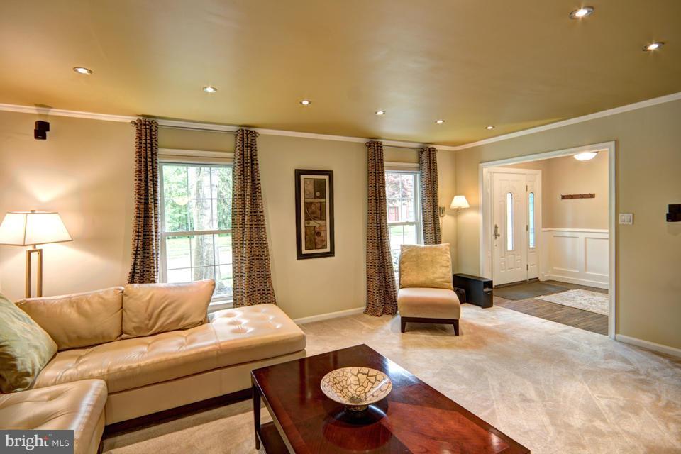 10158 Wavell Road Fairfax, VA 22032 - Photo 5 of 30 Living Room