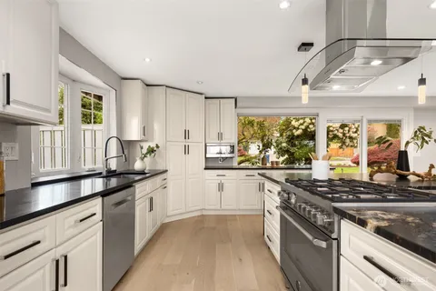 $1,599,998 | 13720 94th Avenue Northeast, Kirkland, WA 98034