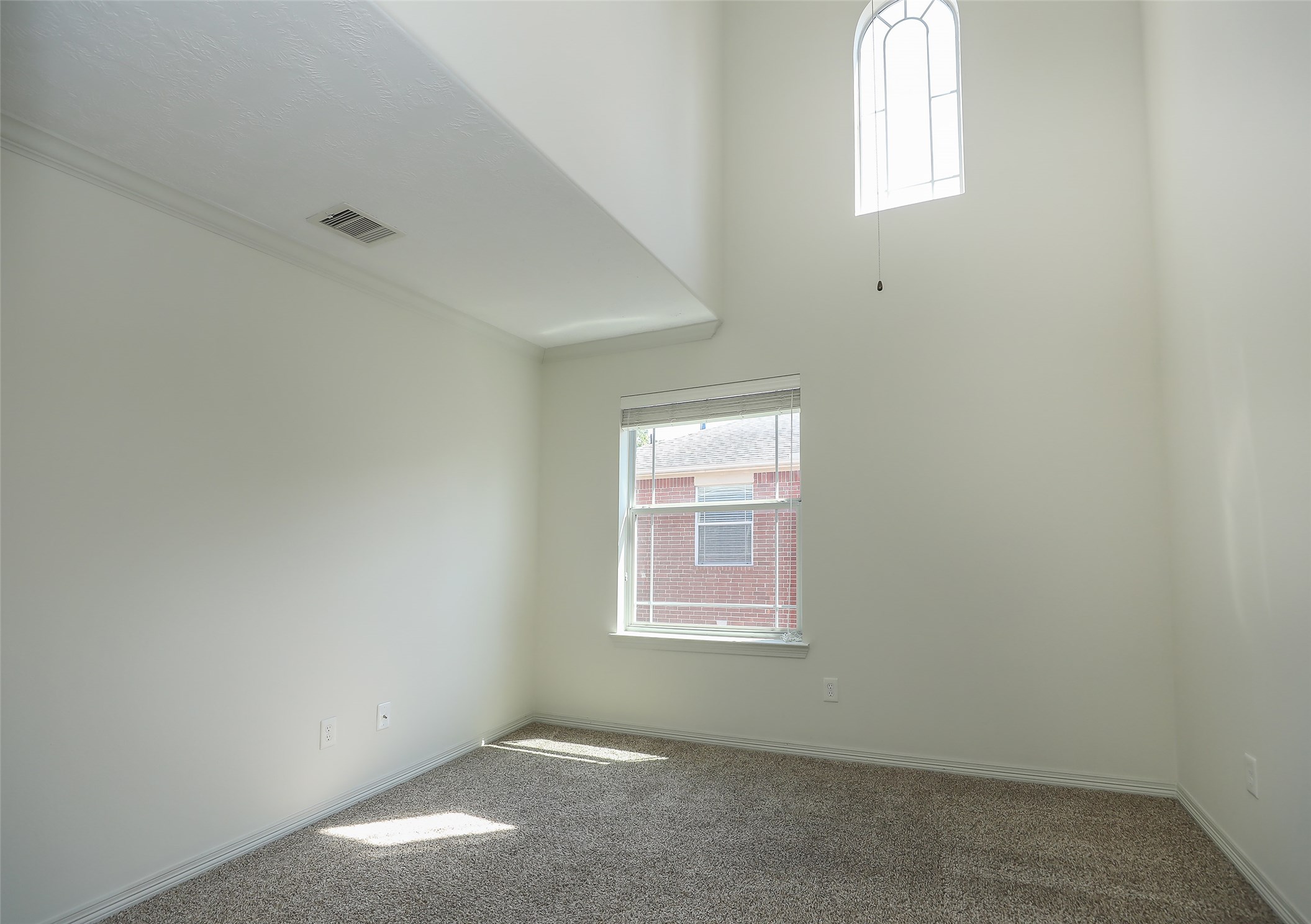 1311 Bingham Street, Unit B Houston, TX 77007 - Photo 26 of 29 an empty room with a window